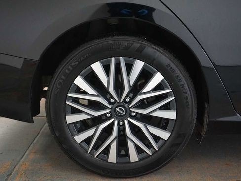 Used 2024 Nissan Altima 2.5 SV image 10