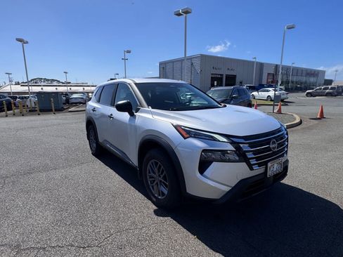 Used 2025 Nissan Rogue S image 2