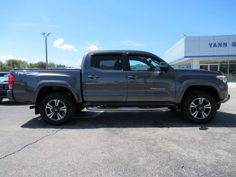 Used 2016 Toyota Tacoma TRD Sport w/ Towing Package AWD/4WD image 4
