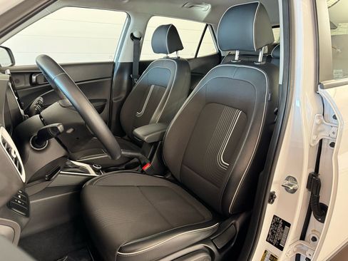 Used 2022 Hyundai Venue Limited image 12