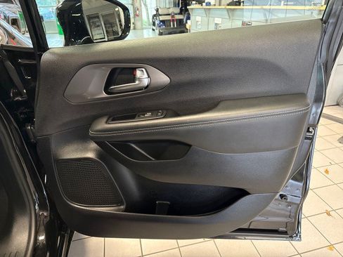 Used 2026 Chrysler Pacifica Select FWD image 31