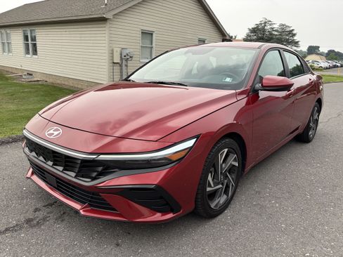 Used 2025 Hyundai Elantra SEL FWD image 8