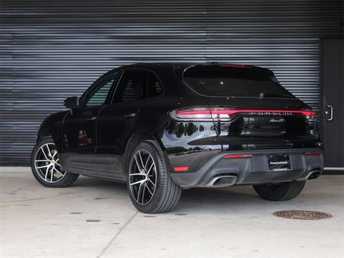 Certified 2025 Porsche Macan image 3