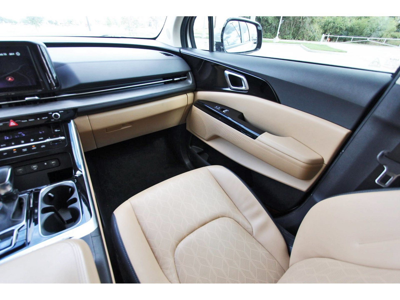 Used 2024 Kia Carnival EX FWD image 11