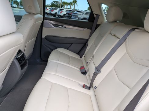 Certified 2022 Cadillac XT5 Premium Luxury FWD image 16