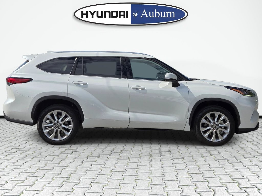 Used 2023 Toyota Highlander Limited FWD image 4