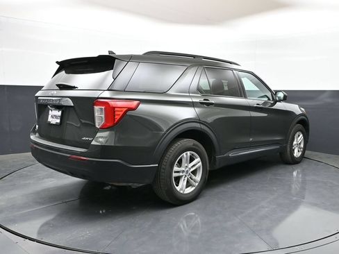 Used 2024 Ford Explorer XLT AWD/4WD image 3