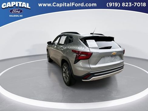 Used 2025 Chevrolet Trax LT w/ LT Convenience Package FWD image 6