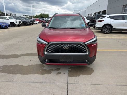 Used 2025 Toyota Corolla Cross XLE w/ Convenience Package FWD image 2