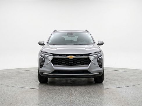Used 2025 Chevrolet Trax LT FWD image 2