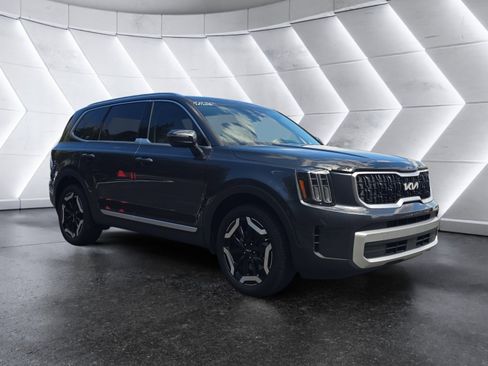 Used 2024 Kia Telluride EX w/ EX Captain's Chair Package image 7