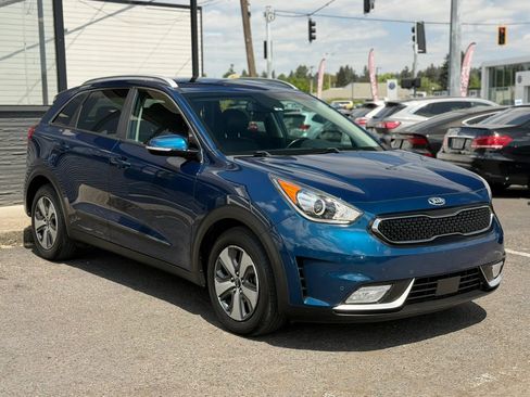 Used 2018 Kia Niro EX w/ EX Premium Package FWD image 3