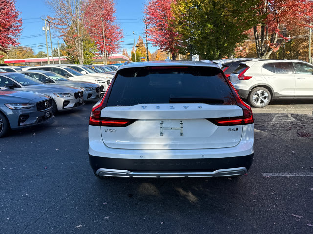 Used 2025 Volvo V90 B6 Cross Country Plus AWD/4WD image 3