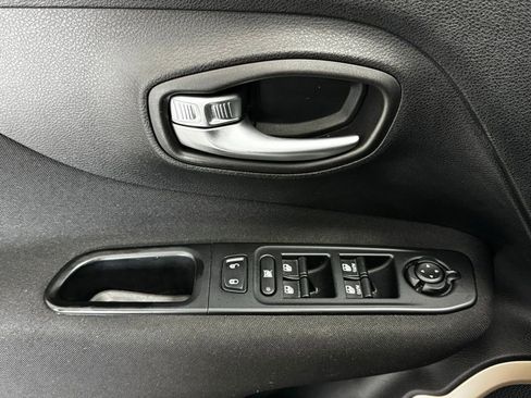 Used 2016 Jeep Renegade Latitude image 12