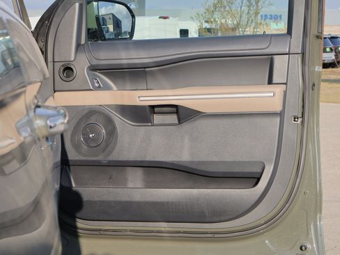 Used 2024 Ford Expedition Limited image 40