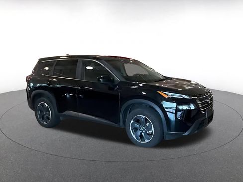 Used 2025 Nissan Rogue SV FWD image 2