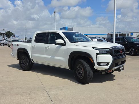 Used 2026 Nissan Frontier PRO-4X AWD/4WD image 3