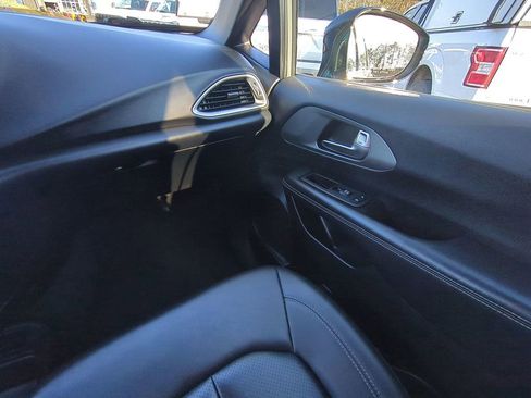 Used 2025 Chrysler Pacifica Select image 18
