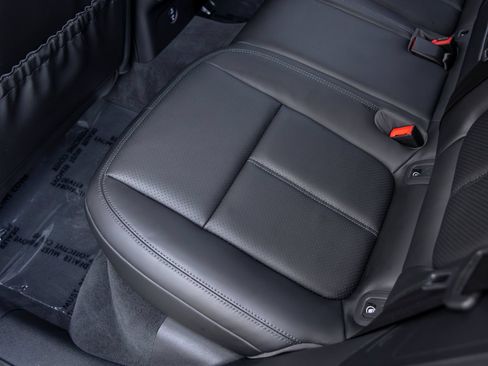 Certified 2025 Porsche Macan AWD/4WD image 42