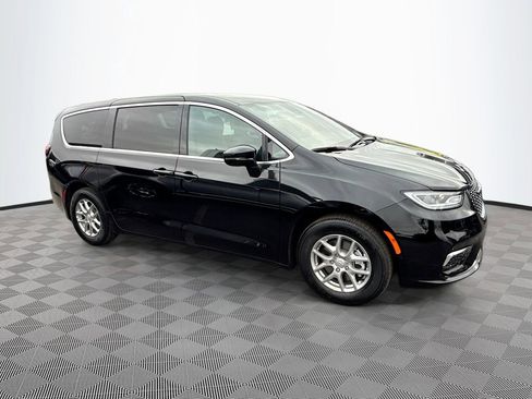 New 2026 Chrysler Pacifica Select image 4