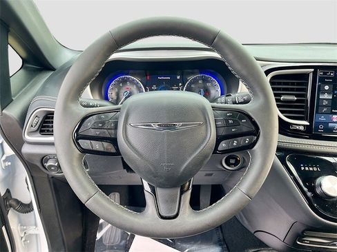 Used 2024 Chrysler Pacifica Touring-L w/ Uconnect Theater Family Group image 11