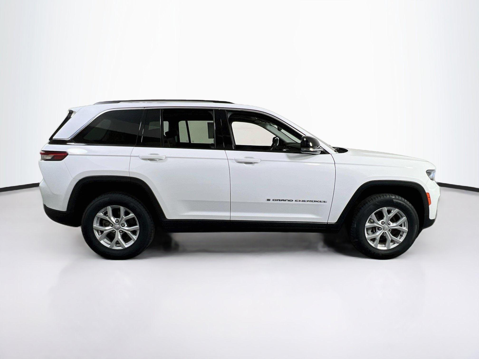Used 2023 Jeep Grand Cherokee Limited AWD/4WD image 4