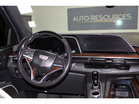 Used 2022 Cadillac Escalade ESV Premium Luxury image 16