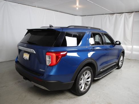 Used 2021 Ford Explorer XLT image 3