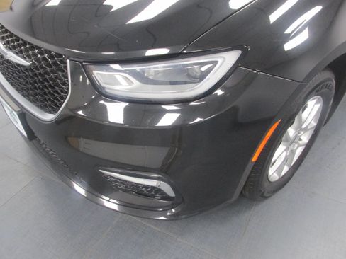 Used 2023 Chrysler Pacifica Touring-L FWD image 9