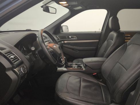 Used 2018 Ford Explorer XLT w/ Equipment Group 202A FWD image 17