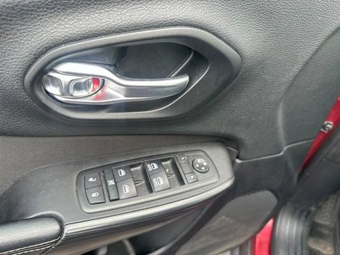 Used 2015 Jeep Cherokee Latitude w/ Cold Weather Group AWD/4WD image 15