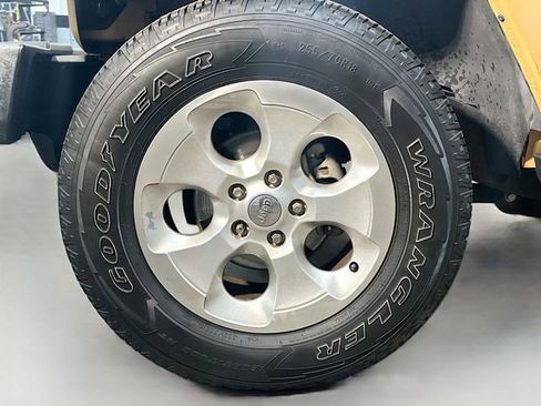 Used 2013 Jeep Wrangler Unlimited Sahara image 29