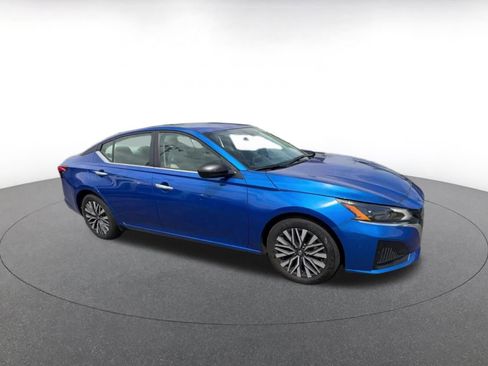 Used 2025 Nissan Altima 2.5 SV image 2