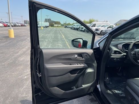 New 2026 Chrysler Pacifica Select image 17