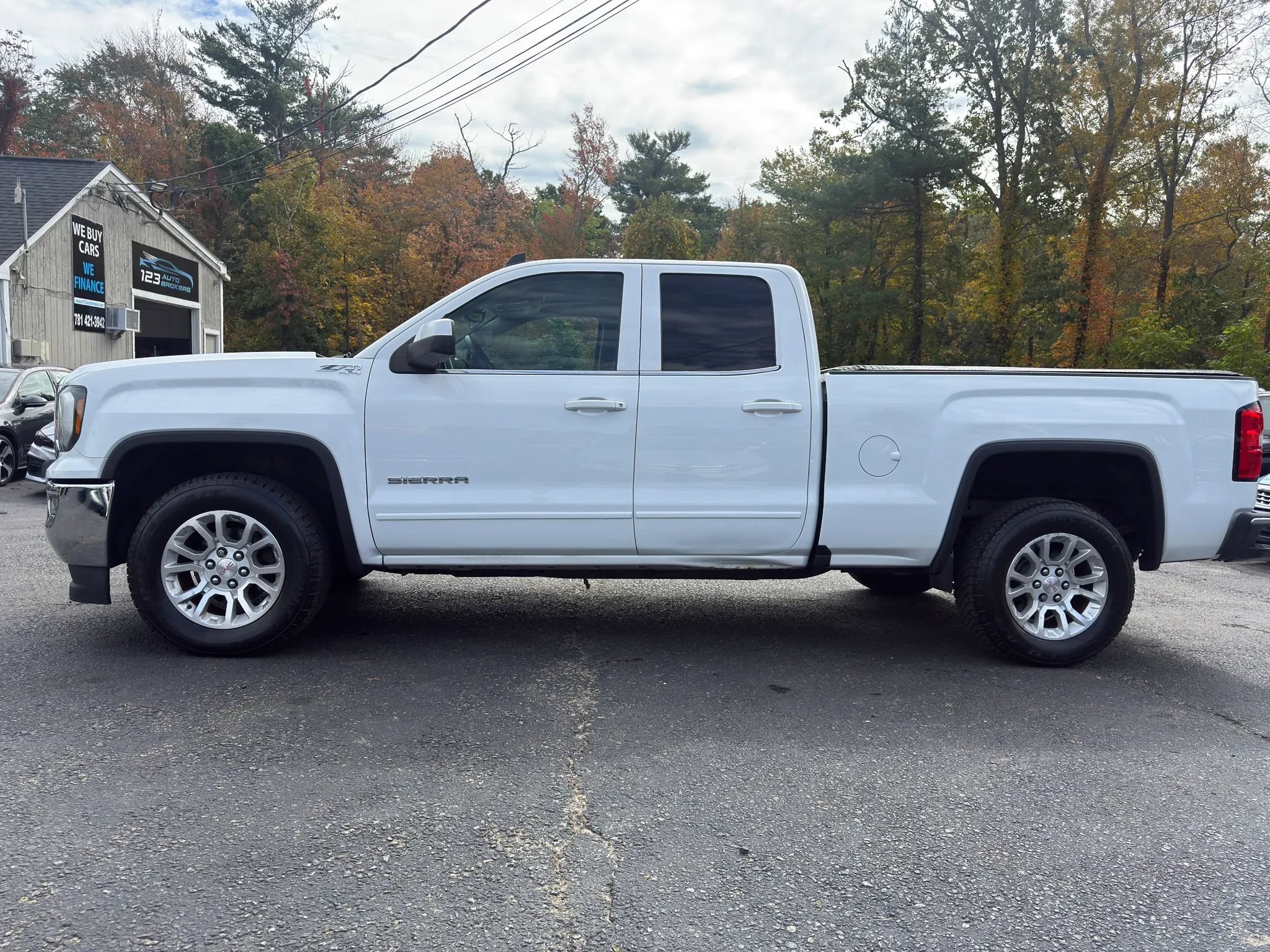 Used 2017 GMC Sierra 1500 SLE w/ SLE Value Package AWD/4WD image 4