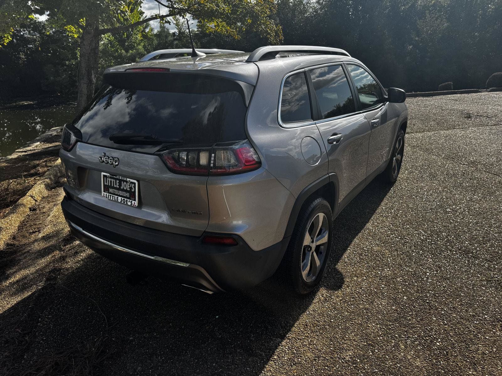 Used 2019 Jeep Cherokee Limited w/ Luxury Group AWD/4WD image 5