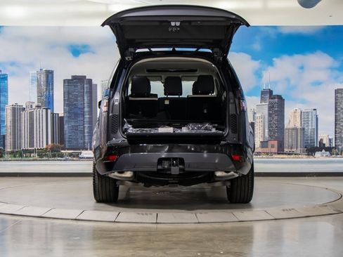 Certified 2025 Land Rover Discovery Dynamic SE image 12