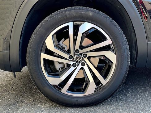 Used 2021 Volkswagen Atlas Cross Sport SEL Premium image 8