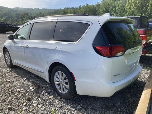 Used 2017 Chrysler Pacifica Touring-L image 5