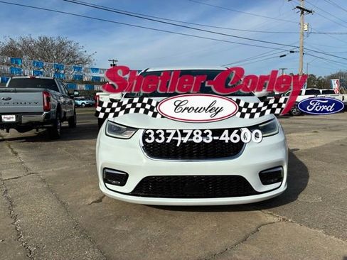 Used 2023 Chrysler Pacifica Touring-L image 3