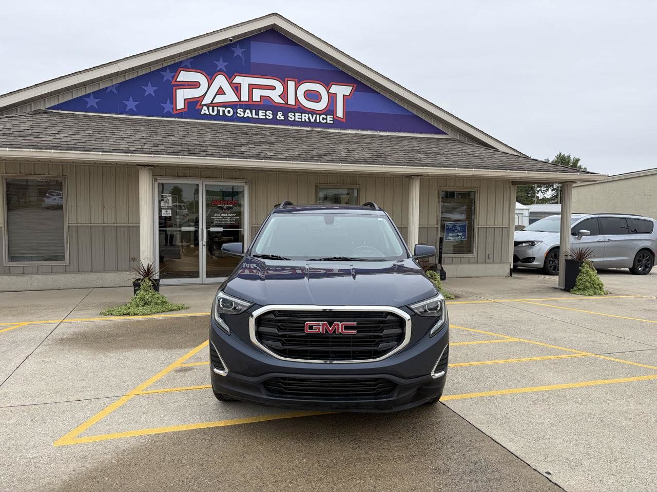 Used 2018 GMC Terrain SLE w/ Driver Convenience Package FWD image 2