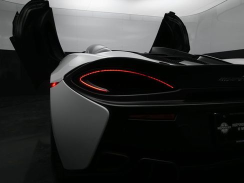 Used 2019 McLaren 570S Spider image 9