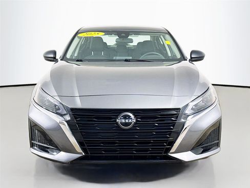 Used 2025 Nissan Altima 2.5 SV image 3