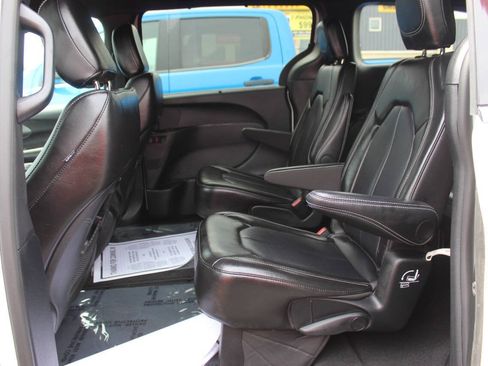 Used 2025 Chrysler Pacifica Select FWD image 16