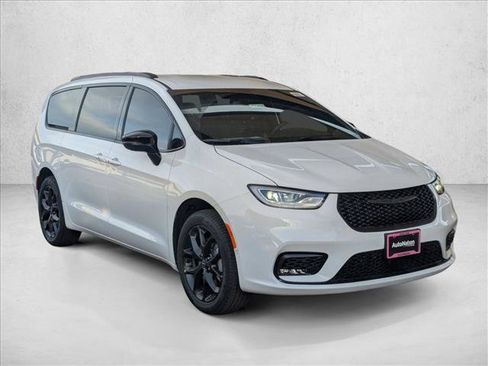 New 2026 Chrysler Pacifica Select image 7