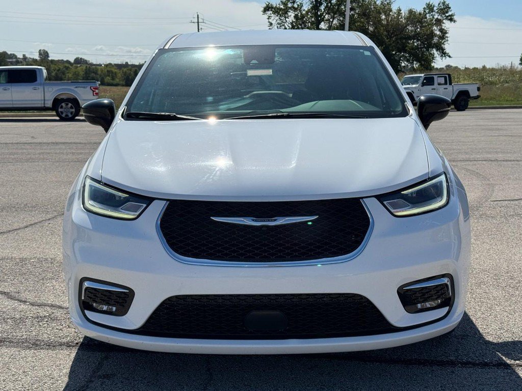 Used 2024 Chrysler Pacifica Touring-L FWD image 12