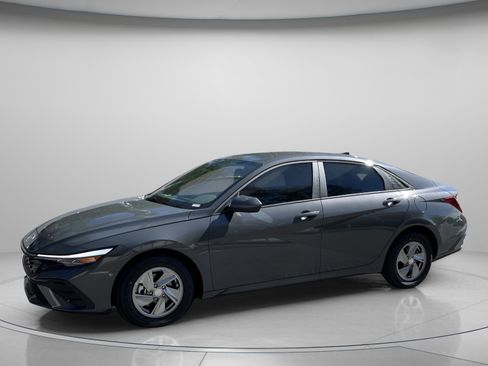 New 2026 Hyundai Elantra SE image 2
