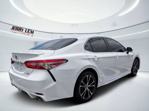 Used 2019 Toyota Camry SE FWD image 3