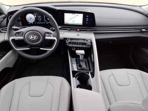 Certified 2025 Hyundai Elantra Limited image 17