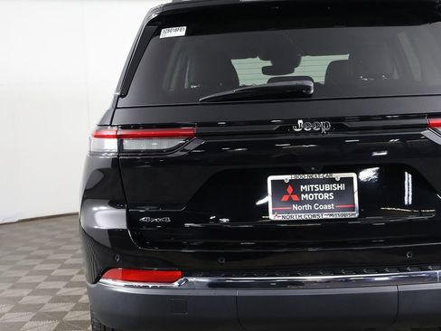 Used 2023 Jeep Grand Cherokee Limited AWD/4WD image 16